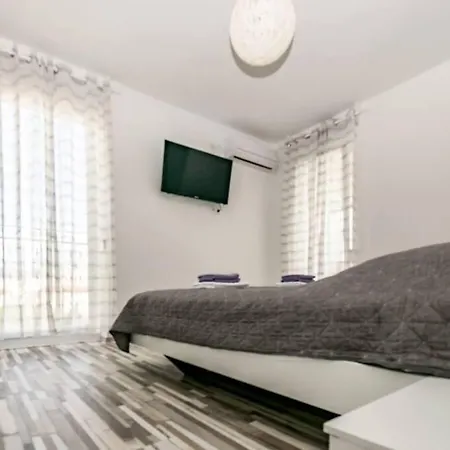 Lux Group Escape Split