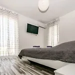 Lux Group Escape ספליט